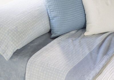 Ropa de cama almohadas y manta